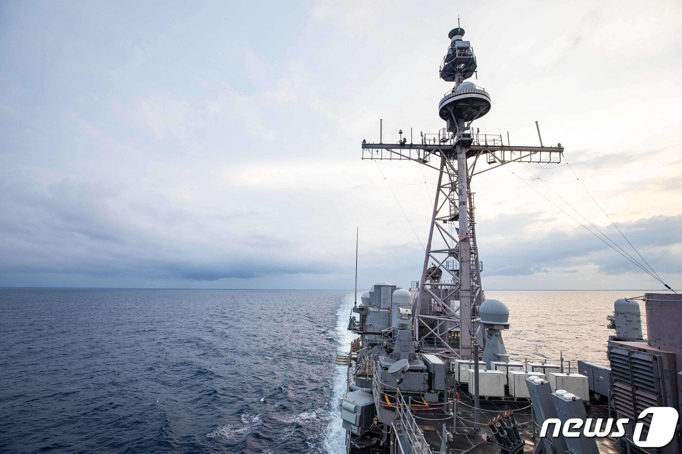 본문 이미지 - 대만해협을 지나는 미 해군 순양함 '챈슬러스빌' ⓒ AFP=뉴스1
