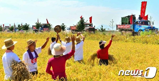 새 농기계 행렬에 손 흔드는 북한 농민들…\