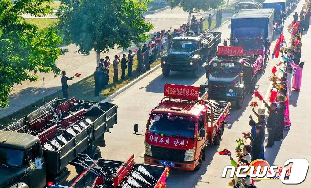 본문 이미지 - &#40;평양 노동신문=뉴스1&#41; = 북한 노동당 기관지 노동신문은 28일 황해남도에 전달된 새 농기계를 재차 부각해 보도했다. 앞서 북한은 본격적인 수확기를 맞아 군수 공업 부문에서 제작한 농기계 5500대를 곡창지대인 황해남도에 보냈다. [국내에서만 사용가능. 재배포 금지. DB 금지. For Use Only in the Republic of Korea. Redistribution Prohibited] rodongphoto@news1.kr