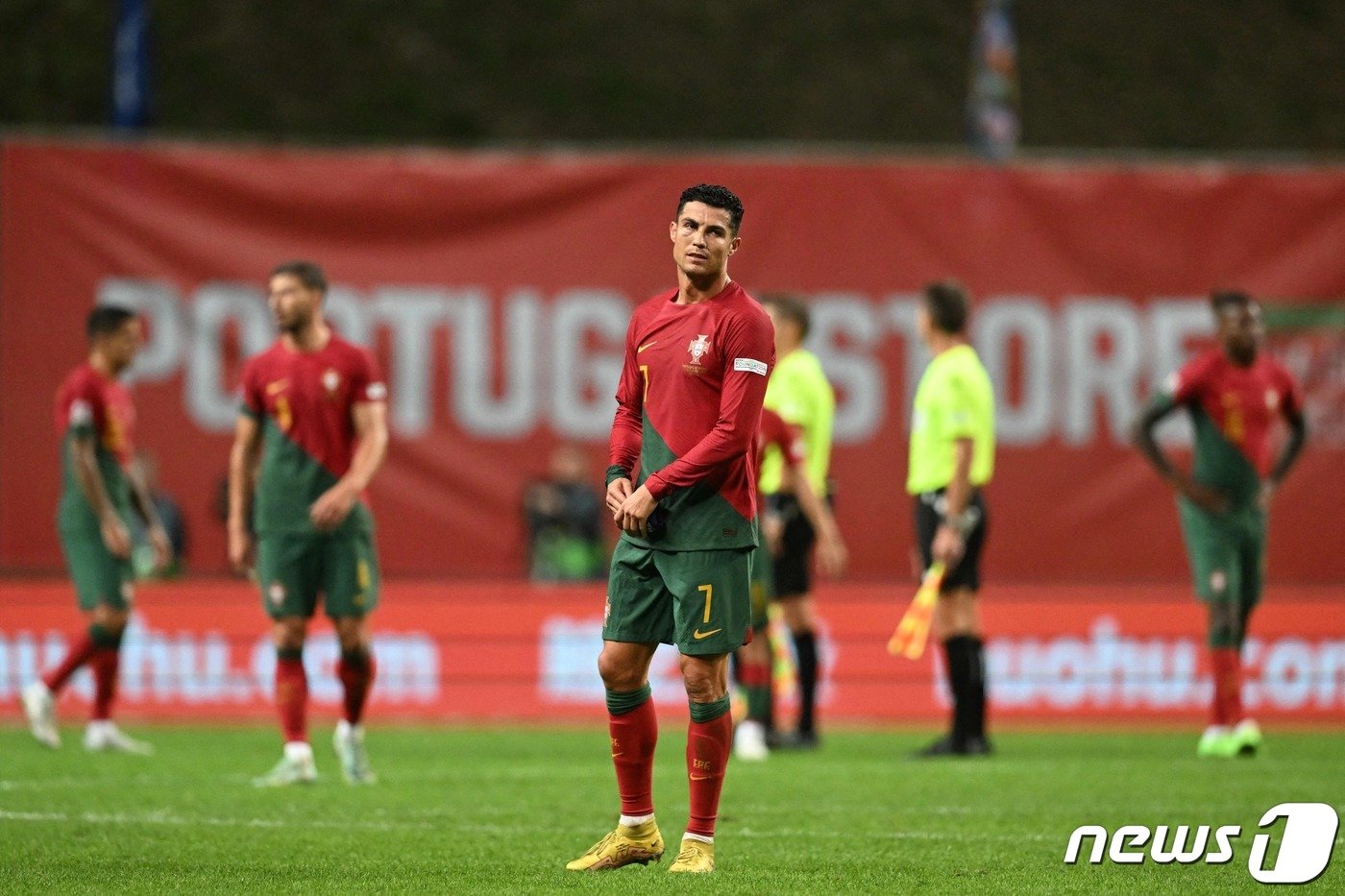 본문 이미지 - 스페인에 패배한 포르투갈의 주장 크리스티아누 호날두. ⓒ AFP=뉴스1