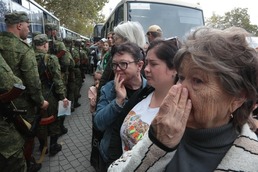 [사진] 징집 예비군 보내며 울먹이는 러시아 주민들