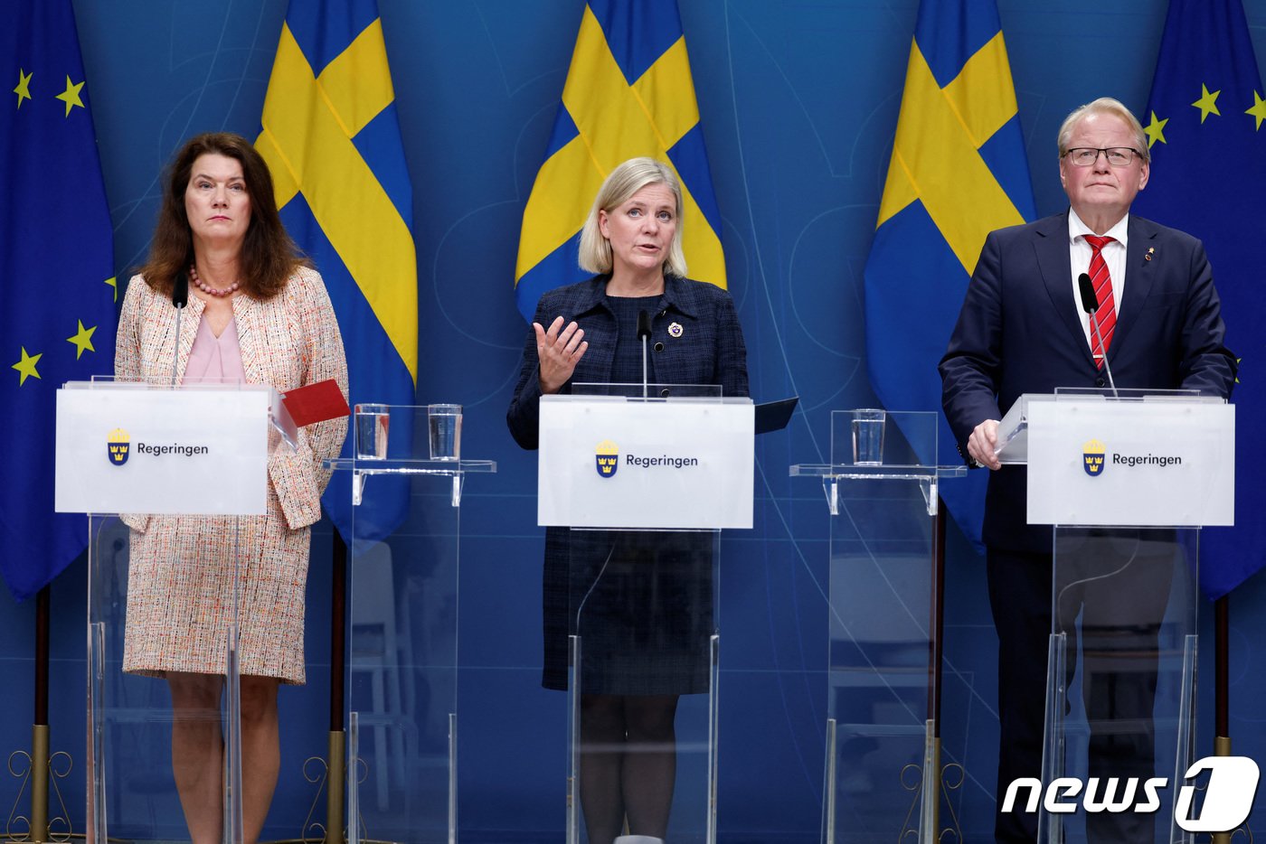 본문 이미지 - 27일(현지시간) 스웨덴 스톡홀름에서 왼쪽부터 안 린데 스웨덴 외무장관, 마그달레나 안데르손 총리, 피터 훌트크비스트 국방장관이 전날(26일) 발트해에서 발생한 노르트스트림 가스누출 사고 관련 기자회견을 하고 있다. 노르트스트림은 발트해 해저를 통해 독일과 러시아를 직접 잇는 해저 가스관으로 스웨덴, 덴마크 등의 경제수역을 경유한다. ⓒ 로이터=뉴스1 ⓒ News1 김성식 기자