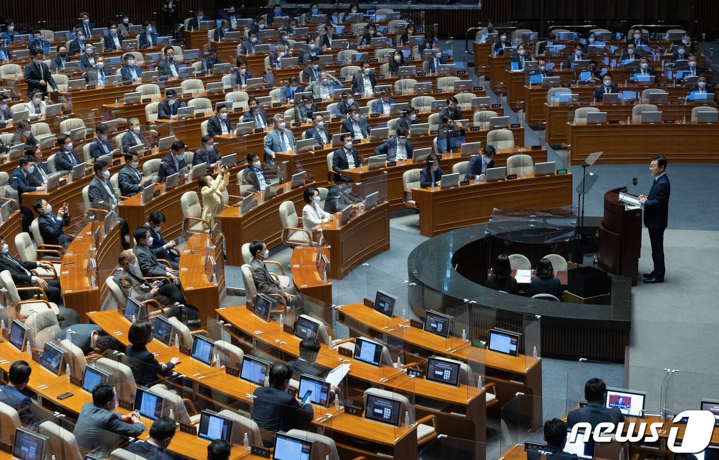본문 이미지 - 이재명 더불어민주당 대표가 28일 오전 서울 여의도 국회에서 열린 본회의에서 교섭단체 대표연설을 하고 있다. 2022.9.28/뉴스1 ⓒ News1 이재명 기자