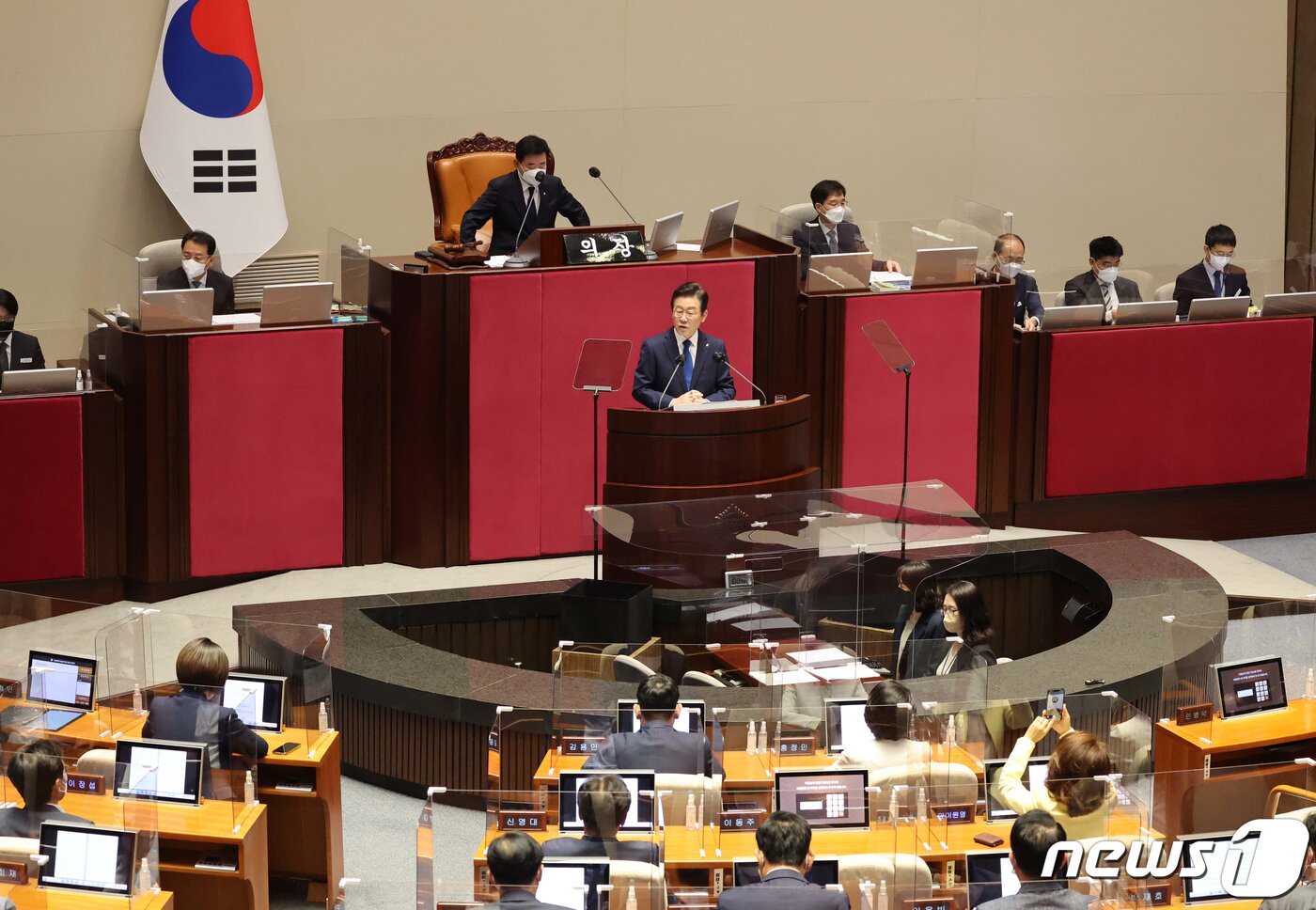 본문 이미지 - 이재명 더불어민주당 대표가 28일 서울 여의도 국회에서 열린 본회의에서 교섭단체 대표연설을 하고 있다. (공동취재) 2022.9.28/뉴스1 ⓒ News1 허경 기자