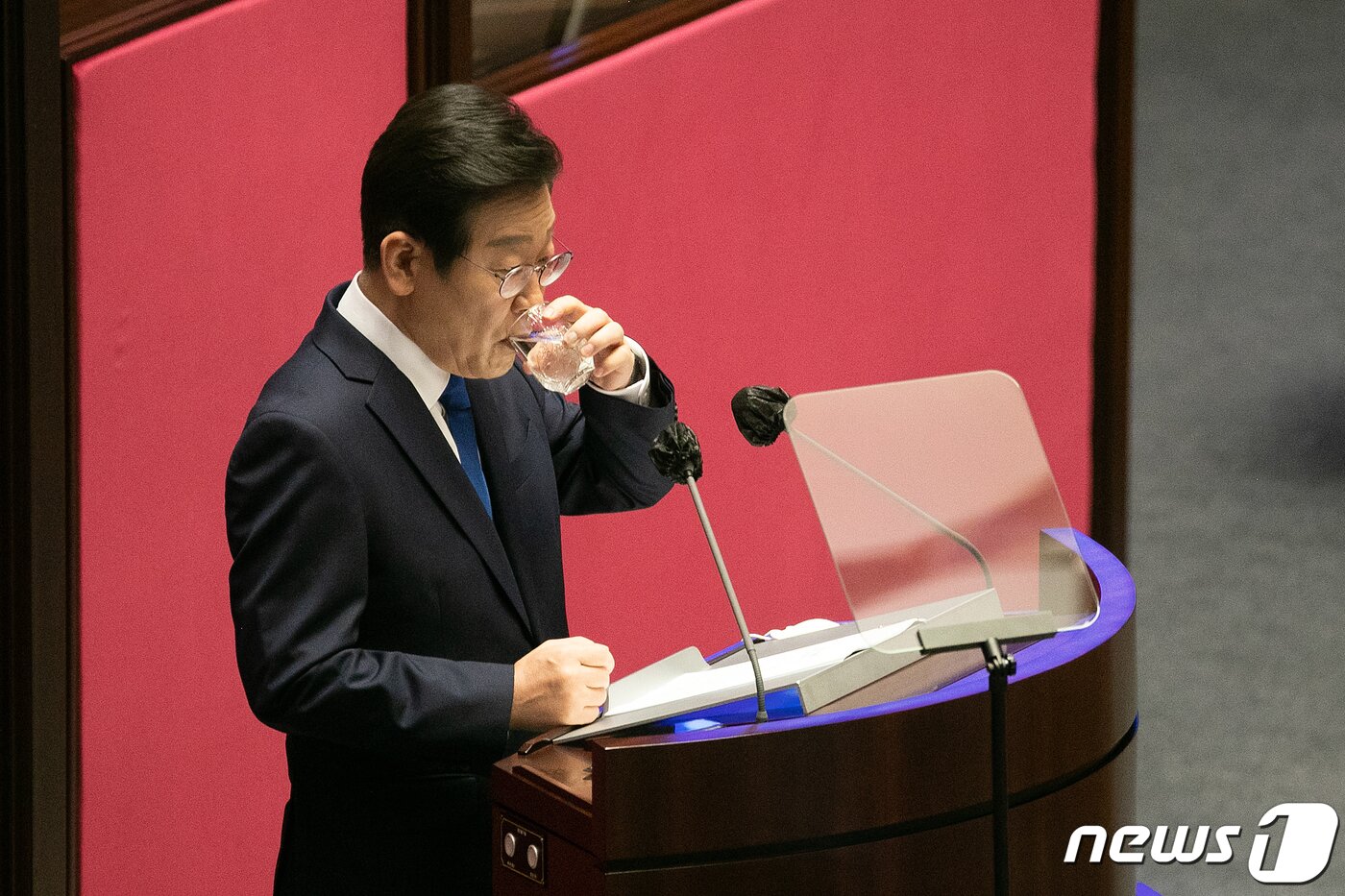 본문 이미지 - 이재명 더불어민주당 대표가 28일 오전 국회 제400회국회(정기회) 제8차 본회의에서 교섭단체 대표연설을 하기 전 물을 마시고 있다. (공동취재) 2022.9.28/뉴스1 ⓒ News1 허경 기자