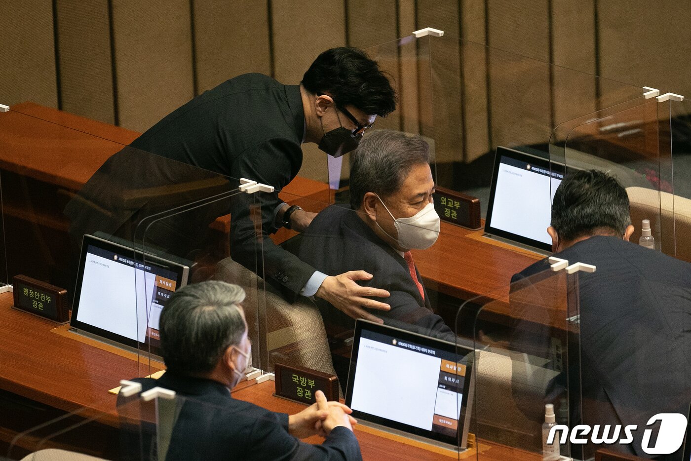 본문 이미지 - 한동훈 법무부 장관이 28일 오전 국회 제400회국회(정기회) 제8차 본회의에서 교섭단체 대표연설이 열리기 전 박진 외교부 장관과 인사를 나누기 위해 어깨를 만지고 있다. (공동취재) 2022.9.28/뉴스1 ⓒ News1 허경 기자