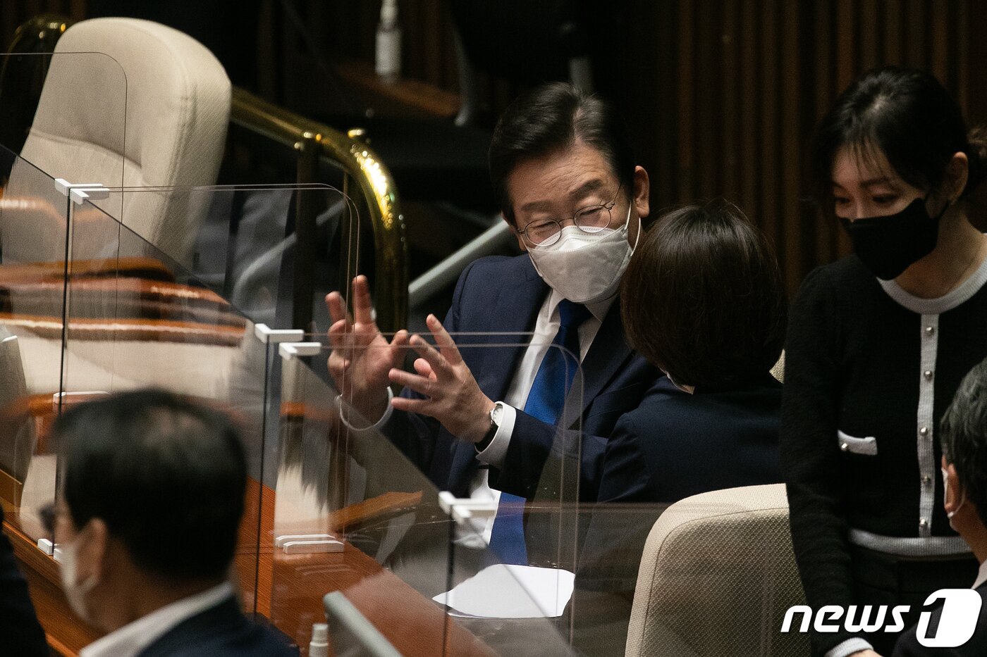 본문 이미지 - 이재명 더불어민주당 대표가 28일 오전 국회 제400회국회(정기회) 제8차 본회의에서 교섭단체 대표연설을 하기 전 본회의장에서 고민정 의원과 대화를 나누고 있다. (공동취재) 2022.9.28/뉴스1 ⓒ News1 허경 기자