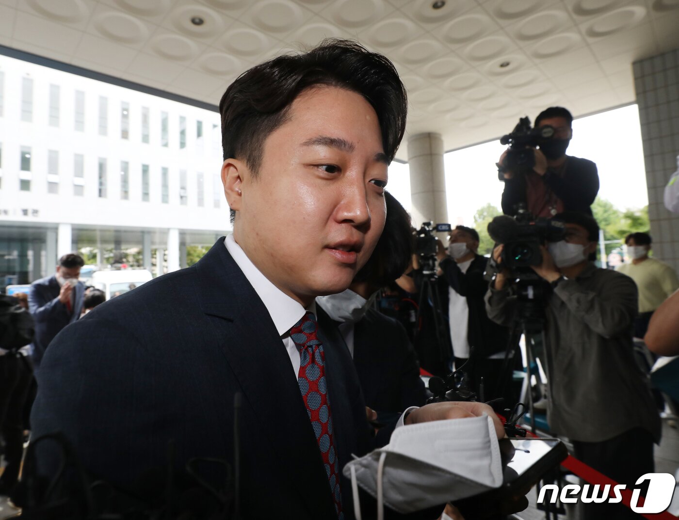 본문 이미지 - 이준석 국민의힘 전 대표가 28일 서울 양천구 서울남부지방법원에서 열린 국민의힘 당헌 효력 정지 가처분 심문에 출석하고 있다. 2022.9.28/뉴스1 ⓒ News1 송원영 기자