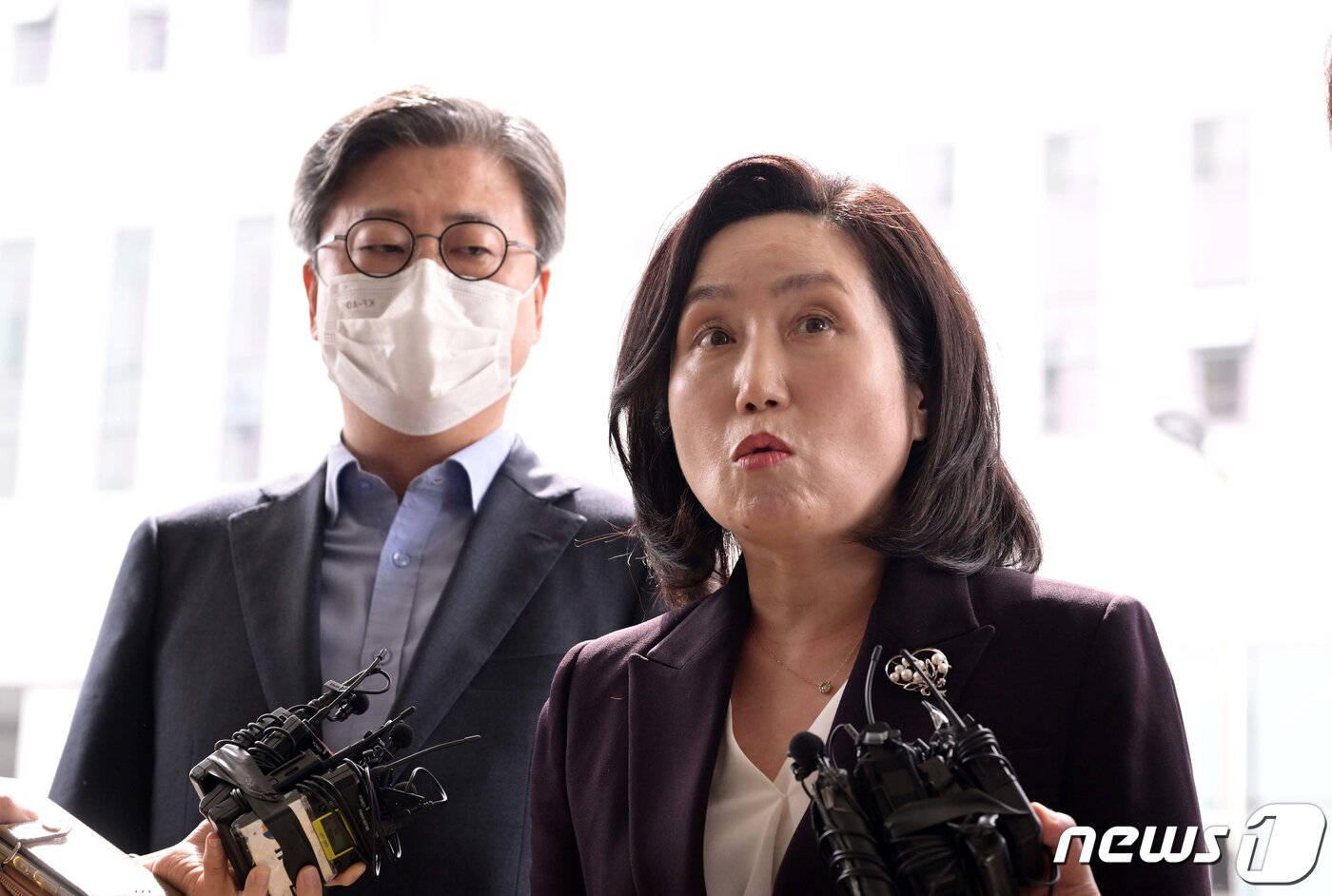본문 이미지 - 전주혜 국민의힘 비대위원이 28일 서울 양천구 서울남부지방법원에서 열린 이준석 전 대표가 낸 정진석 비대위 직무정지 관련 가처분 심문 변론 전 기자들의 질문에 답변을 하고 있다. 왼쪽은 김종혁 비대위원. 2022.9.28/뉴스1 ⓒ News1 국회사진취재단