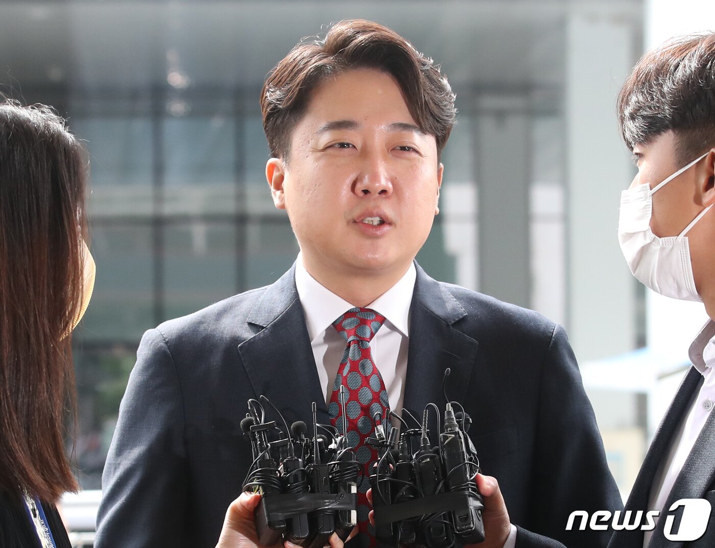 본문 이미지 - 이준석 국민의힘 전 대표가 28일 서울 양천구 서울남부지방법원에서 열린 국민의힘 당헌 효력 정지 가처분 심문에 출석하며 입장을 밝히고 있다. 서울남부지법 민사51부(황정수 수석부장판사)는 이날 이 전 대표가 국민의힘과 정진석 비대위원장 및 비대위원 6명을 상대로 낸 3∼5차 가처분 신청 사건을 심문한다. 2022.9.28/뉴스1 ⓒ News1 송원영 기자