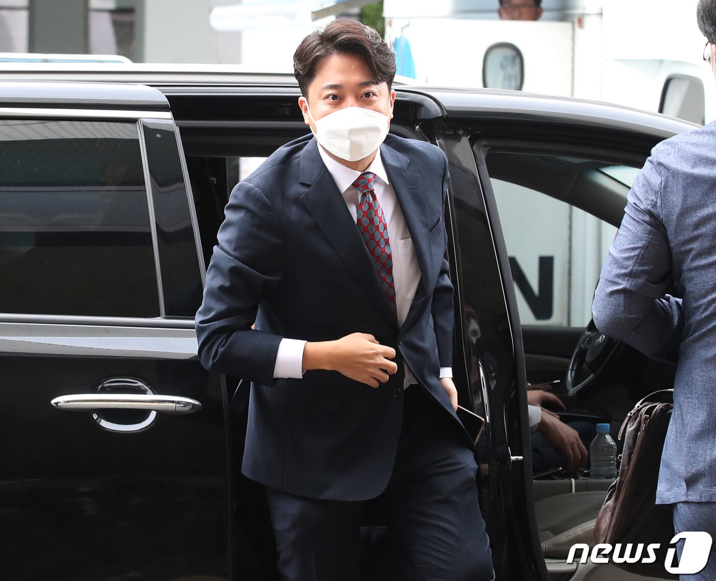 본문 이미지 - 이준석 국민의힘 전 대표가 28일 서울 양천구 서울남부지방법원에서 열린 국민의힘 당헌 효력 정지 가처분 심문에 출석하고 있다. 2022.9.28/뉴스1 ⓒ News1 송원영 기자