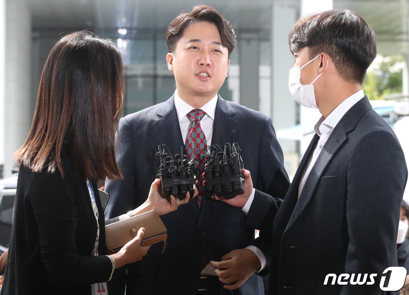 본문 이미지 - 이준석 국민의힘 전 대표가 28일 서울 양천구 서울남부지방법원에서 열린 국민의힘 당헌 효력 정지 가처분 심문에 출석하며 입장을 밝히고 있다. 2022.9.28/뉴스1 ⓒ News1 송원영 기자