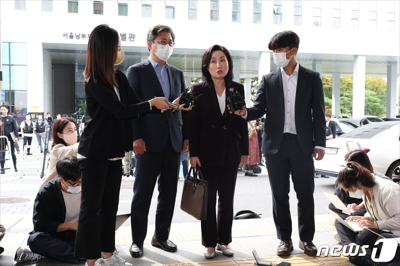 본문 이미지 - 국민의힘 전주혜, 김종혁 비대위원이 28일 서울 양천구 서울남부지방법원에서 열린 국민의힘 당헌 효력 정지 가처분 심문에 출석하며 취재진 질문에 답변하고 있다. 서울남부지법 민사51부&#40;황정수 수석부장판사&#41;는 이날 이 전 대표가 국민의힘과 정진석 비대위원장 및 비대위원 6명을 상대로 낸 3∼5차 가처분 신청 사건을 심문한다. 2022.9.28/뉴스1 ⓒ News1 국회사진취재단