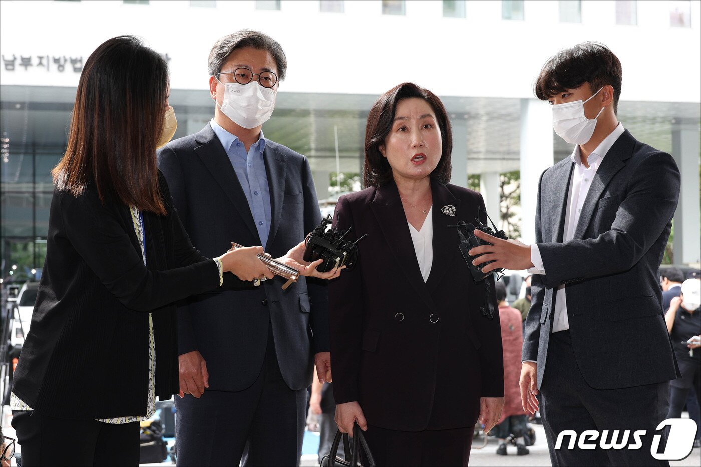 본문 이미지 - 국민의힘 전주혜, 김종혁 비대위원이 28일 서울 양천구 서울남부지방법원에서 열린 국민의힘 당헌 효력 정지 가처분 심문에 출석하며 취재진 질문에 답변하고 있다. 서울남부지법 민사51부(황정수 수석부장판사)는 이날 이 전 대표가 국민의힘과 정진석 비대위원장 및 비대위원 6명을 상대로 낸 3∼5차 가처분 신청 사건을 심문한다. 2022.9.28/뉴스1 ⓒ News1 국회사진취재단