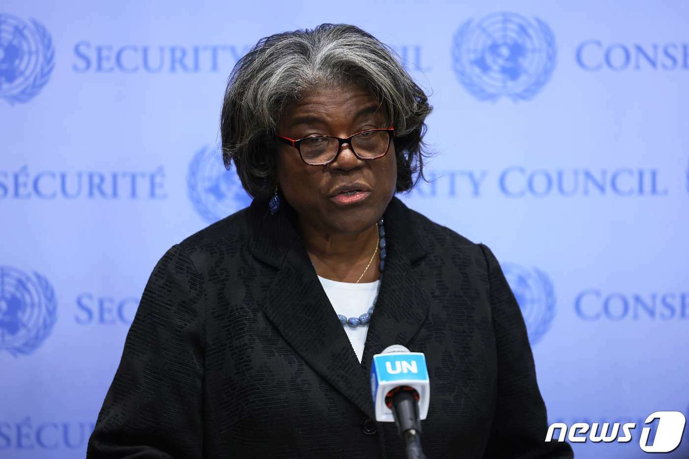 본문 이미지 - 린다 토머스-그린필드 유엔 주재 미국 대사가 27일(현지시간) 뉴욕 유엔 본부에서 열린 안보리 회의 후 기자회견을 갖고 우크라이나 점령지에서 시행된 주민투표를 규탄한다고 밝히고 있다. ⓒ AFP=뉴스1 ⓒ News1 우동명 기자