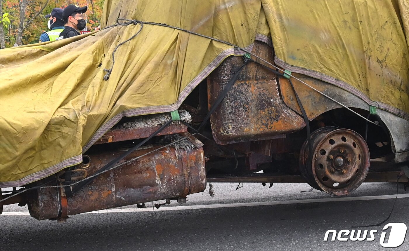 지난달 28일 오전 대전 유성구 대전 현대아울렛 화재 현장에서 화재 발화 추정 지점 차량이 국립과학수사연구원으로 옮겨지고 있다. 차량 하부에 연료탱크가 보인다. 2022.9.28/뉴스1 ⓒ News1 김기태 기자