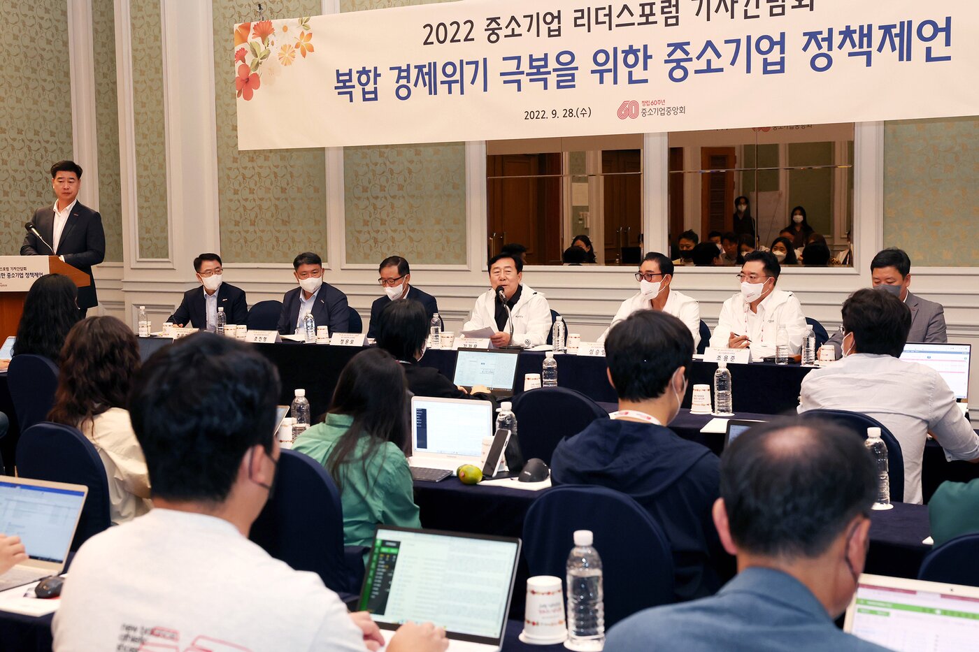 본문 이미지 - 김기문 중소기업중앙회장이 28일 중소기업 리더스포럼 기자간담회에서 발언하고 있다.(중소기업중앙회 제공)