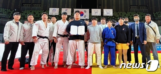 충북교육청은 청석고등학교와 충북체육고등학교 선수들로 이뤄진 충북 유도 대표팀이 103회 전국체전 유도 고등부 단체전에서 동메달을 획득했다.(충북교육청 제공) / 뉴스1