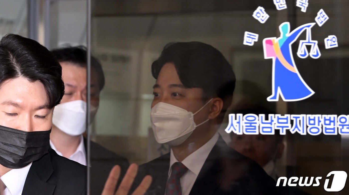 본문 이미지 - 이준석 국민의힘 전 대표가 28일 서울 양천구 서울남부지방법원에서 열린 국민의힘 당헌 효력 정지 가처분 심문을 마치고 법원을 나서고 있다. 서울남부지법 민사51부(황정수 수석부장판사)는 이날 이 전 대표가 국민의힘과 정진석 비대위원장 및 비대위원 6명을 상대로 낸 3∼5차 가처분 신청 사건을 심문했다. 2022.9.28/뉴스1 ⓒ News1 국회사진취재단