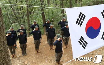 본문 이미지 - 28일 경기 의왕시 모락산 일대에서 국방부 유해발국감식단과 군단 유해발굴팀, 육군 제51보병사단 철마부대 장병들이 유해발굴에 앞서 경례를 하고 있다. 2022.9.28/뉴스1 ⓒ News1 김영운 기자