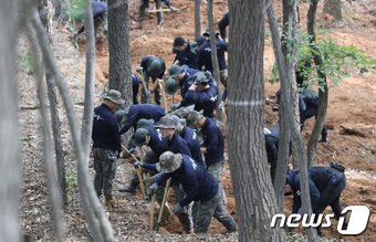 본문 이미지 - 28일 경기 의왕시 모락산 일대에서 국방부 유해발국감식단과 군단 유해발굴팀, 육군 제51보병사단 철마부대 장병들이 유해발굴을 하고 있다. 2022.9.28/뉴스1 ⓒ News1 김영운 기자