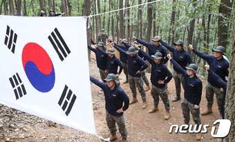 본문 이미지 - 28일 경기 의왕시 모락산 일대에서 국방부 유해발국감식단과 군단 유해발굴팀, 육군 제51보병사단 철마부대 장병들이 유해발굴에 앞서 파이팅 구호를 외치고 하고 있다. 2022.9.28/뉴스1 ⓒ News1 김영운 기자