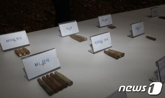 본문 이미지 - 28일 경기 의왕시 모락산 유해발굴 현장에 국방부 유해발국감식단과 군단 유해발굴팀, 육군 제51보병사단 철마부대 장병들이 유해발굴 중 발견한 탄피가 놓여져 있다. 2022.9.28/뉴스1 ⓒ News1 김영운 기자