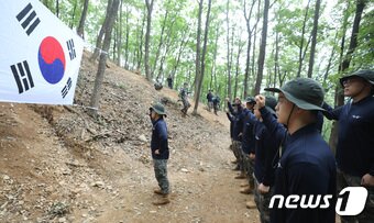 본문 이미지 - 28일 경기 의왕시 모락산 일대에서 국방부 유해발국감식단과 군단 유해발굴팀, 육군 제51보병사단 철마부대 장병들이 유해발굴에 앞서 파이팅 구호를 외치고 하고 있다. 2022.9.28/뉴스1 ⓒ News1 김영운 기자
