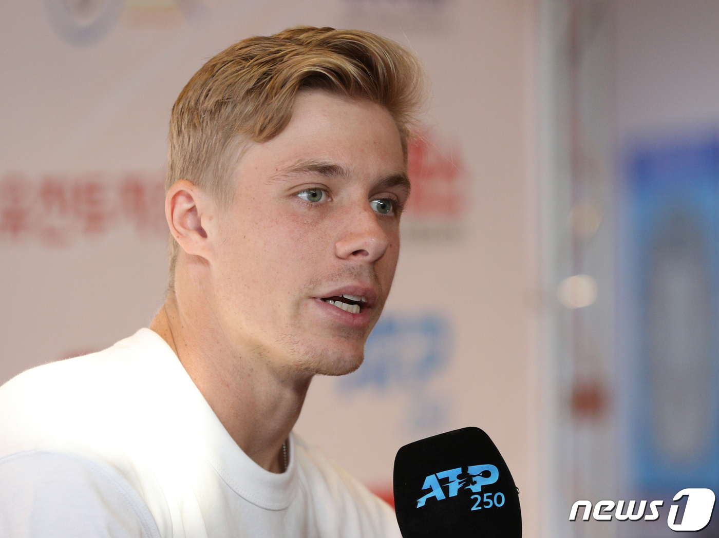 (서울=뉴스1) 신웅수 기자 = 남자프로테니스(ATP) 투어 유진투자증권 코리아오픈에 참가하는 데니스 샤포발로프가 28일 오후 서울 송파구 올림픽공원 올림픽홀 미디어실에서 기자회견 …