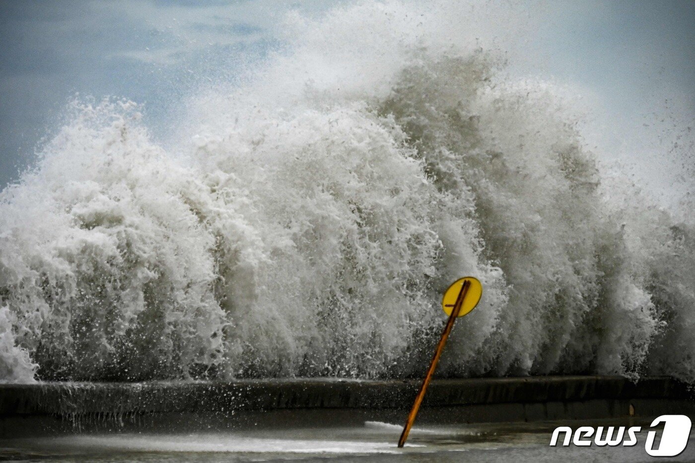 본문 이미지 - 28일(현지시간) 허리케인 이언이 멕시코만을 따라 미국 플로리다로 북상하는 가운데 쿠바의 수도 하바나에서 도로 표지판을 뛰어 넘는 높이의 강력한 파도가 해안도로 말레콘을 덮치고 있다. 이언이 강타하고 지나간 쿠바는 국가전력시스템(sen)고장으로 전력 공급이 12시간 넘게 완전히 중단됐다. ⓒ AFP=뉴스1 ⓒ News1 김성식 기자