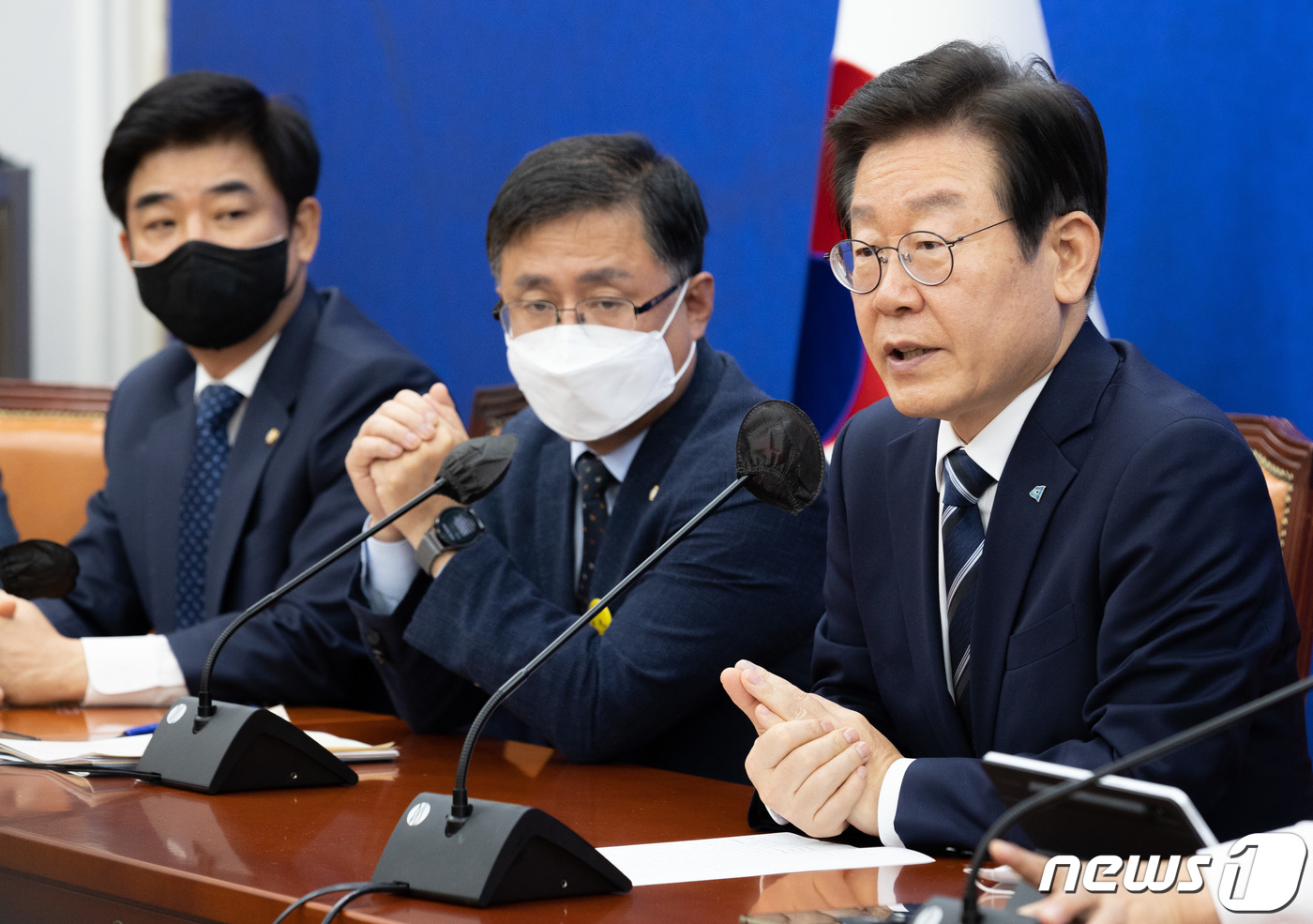 (서울=뉴스1) 이재명 기자 = 이재명 더불어민주당 대표가 29일 오전 서울 여의도 국회에서 열린 민주당 국정감사 종합상황실 현판식 및 상임위원회 간사단 연석회의에서 발언을 하고 …