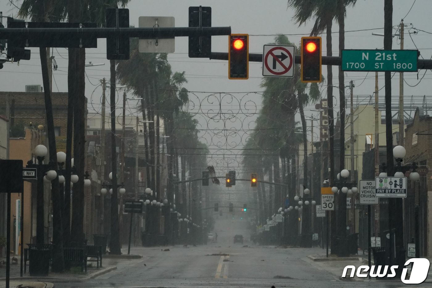 본문 이미지 - 28일 (현지시간) 허리케인 '이언'이 상륙한 플로리다주 탬파 도로에 바람과 비가 휘몰아치고 있다. ⓒ AFP=뉴스1 ⓒ News1 우동명 기자