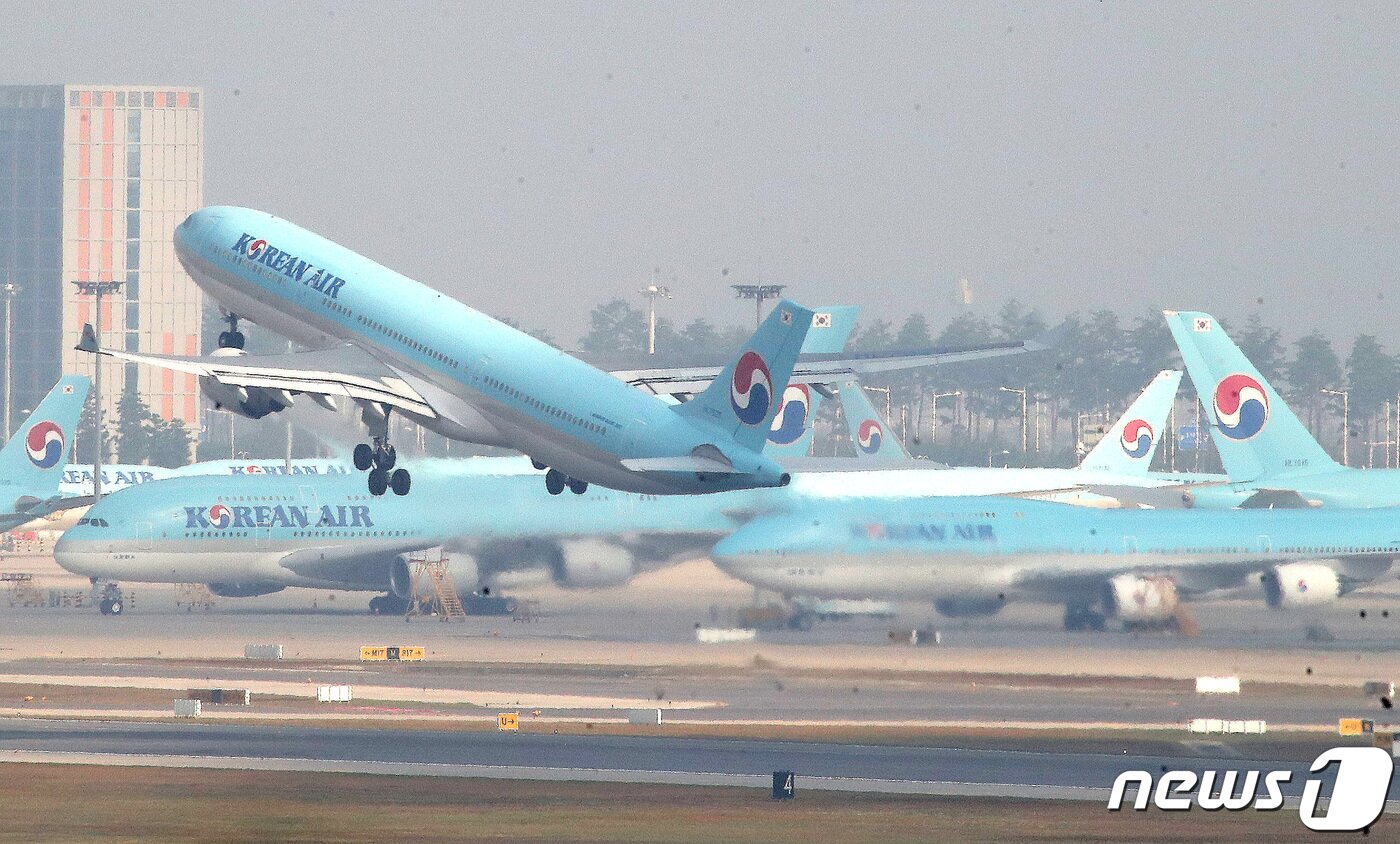 본문 이미지 - 인천국제공항 제2여객터미널 계류장에 대한항공 여객기가 이륙하고 있다. 2022.9.29/뉴스1 ⓒ News1 임세영 기자