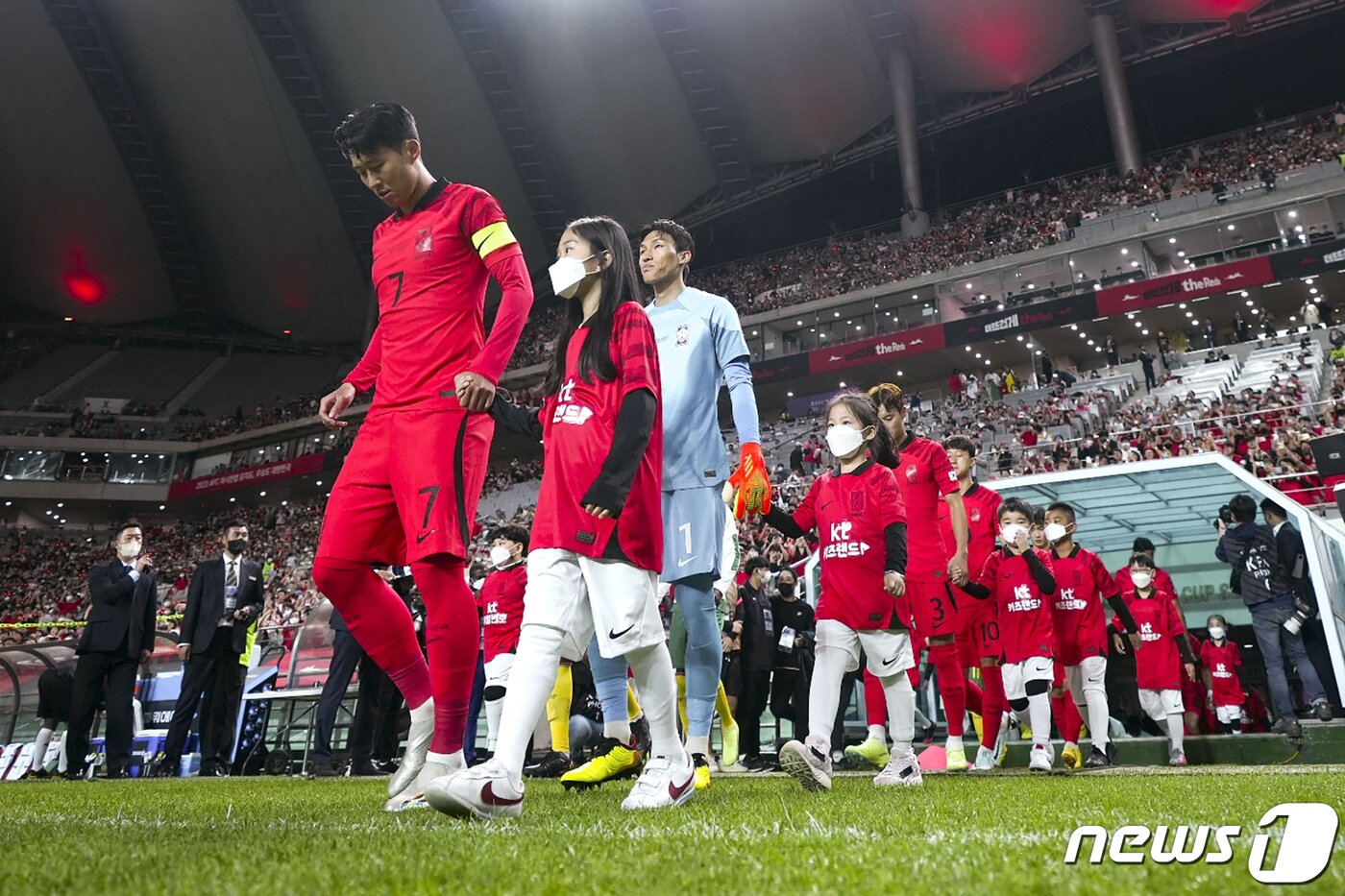 본문 이미지 - KT는 9월 축구 국가대표팀 친선경기를 응원하며 다양한 이벤트를 성료했다고 29일 밝혔다. 사진은 지난 27일 마포구 서울월드컵경기장에서 열린 대한민국과 카메룬의 평가전에서 활약한 선수들과 KT 키즈랜드 플레이어 에스코트 어린이들의 모습. (KT 제공) 2022.9.29/뉴스1