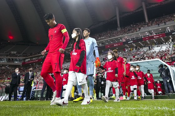 KT는 9월 축구 국가대표팀 친선경기를 응원하며 다양한 이벤트를 성료했다고 29일 밝혔다. 사진은 지난 27일 마포구 서울월드컵경기장에서 열린 대한민국과 카메룬의 평가전에서 활약한 선수들과 KT 키즈랜드 플레이어 에스코트 어린이들의 모습. &#40;KT 제공&#41; 2022.9.29/뉴스1