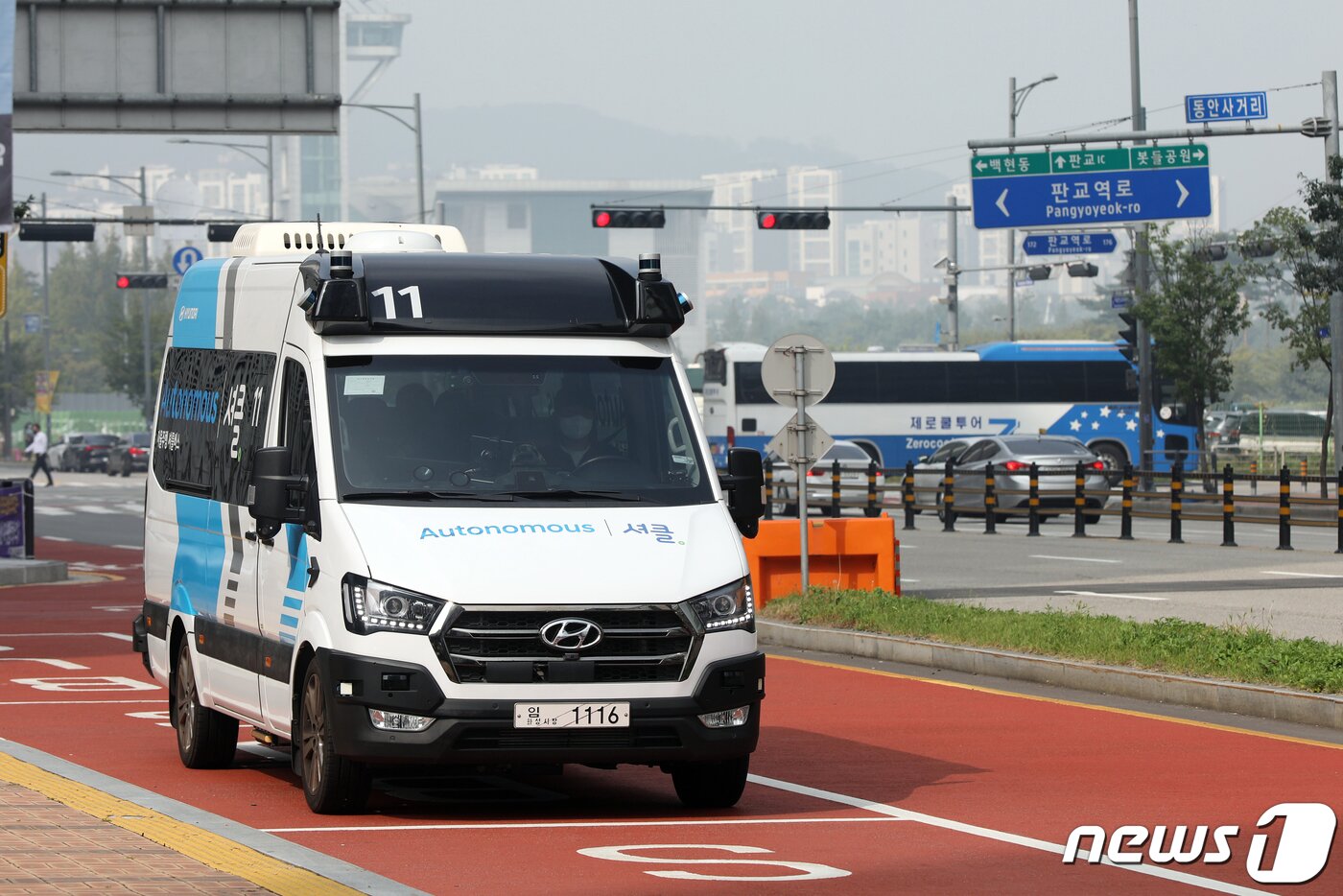 본문 이미지 - 29일 오전 경기 성남시 판교역 인근 도로에서 현대자동차의 자율주행 및 인공지능(AI) 기술을 결합한 '로보셔틀'이 도로주행을 하고 있다. 2022.9.29/뉴스1 ⓒ News1 황기선 기자