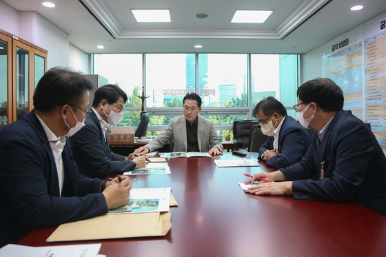 김기웅 서천군수(오른쪽 두번째)가 장동혁 의원(가운데)과 이야기를 나누고 있다.(서천군 제공) 