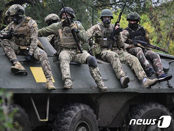 28일 (현지시간) 러시아의 침공 속 우크라이나 크리비리크에서 병사들이 장갑차를 타고 훈련을 하고 있다. © AFP=뉴스1 © News1 우동명 기자