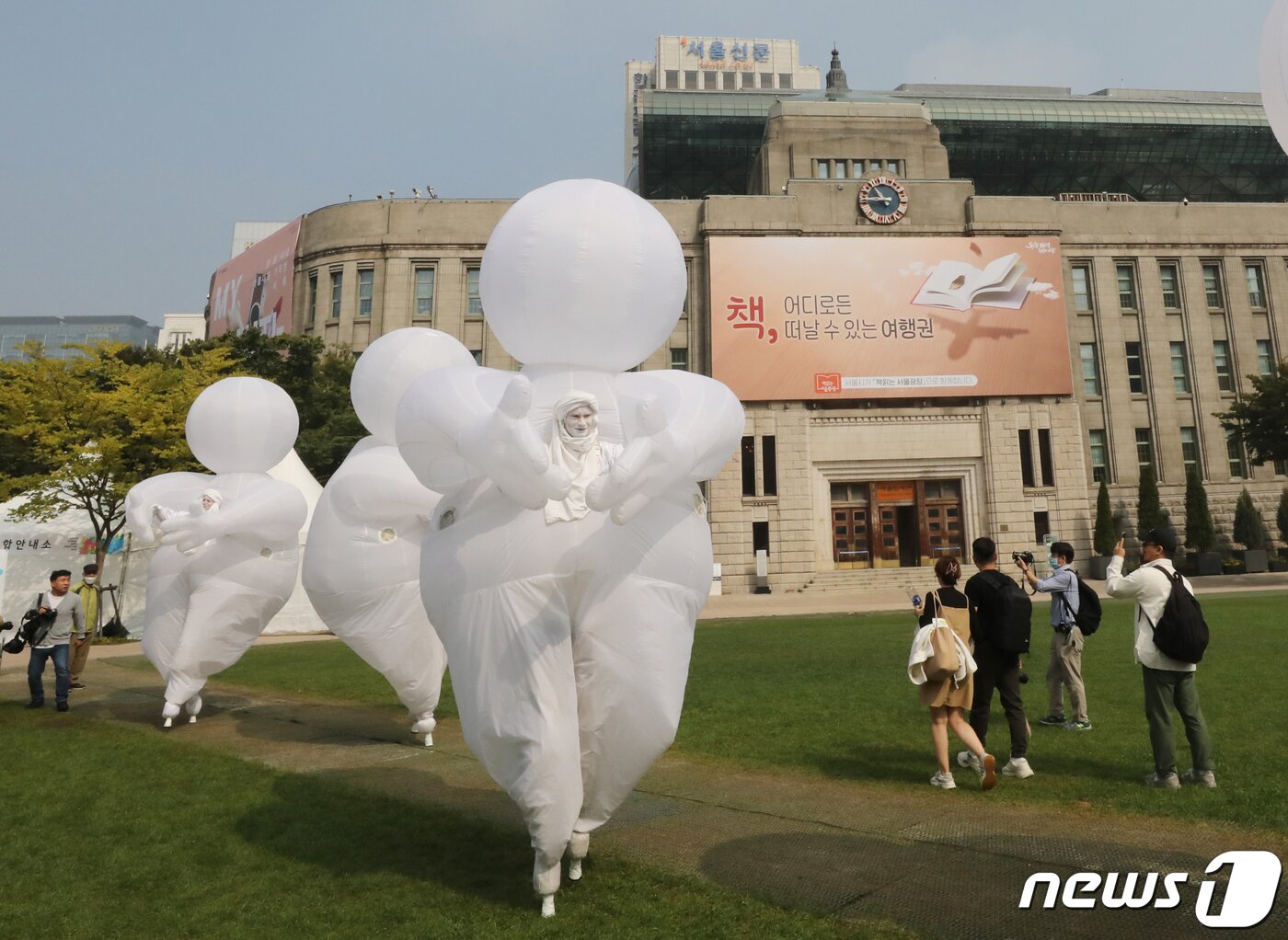 본문 이미지 - 29일 서울 중구 서울시청 광장에서 열릴 &#39;서울거리예술축제 2022&#39;를 앞두고 컴퍼니 퀴담이 &#39;허벌트의 꿈&#39; 예술공연을 하고 있다. 오는 30일부터 다음달 2일까지 열리는 서울거리예술축제는 다양한 장르의 예술작품을 서울광장 그리고 노들섬에서 만나볼 수 있는 서울문화재단의 대표 축제이다. 2022.9.29/뉴스1 ⓒ News1 송원영 기자