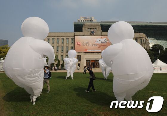 29일 서울 중구 서울시청 광장에서 열릴 '서울거리예술축제 2022'를 앞두고 컴퍼니 퀴담이 '허벌트의 꿈' 예술공연을 하고 있다. 오는 30일부터 다음달 2일까지 열리는 서울거리예술축제는 다양한 장르의 예술작품을 서울광장 그리고 노들섬에서 만나볼 수 있는 서울문화재단의 대표 축제이다. 2022.9.29/뉴스1 © News1 송원영 기자