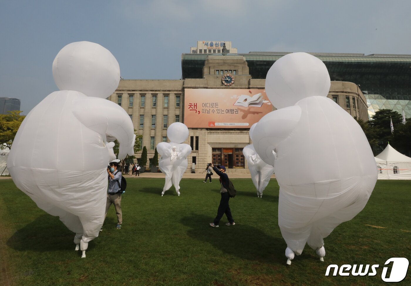 본문 이미지 - 29일 서울 중구 서울시청 광장에서 열릴 &#39;서울거리예술축제 2022&#39;를 앞두고 컴퍼니 퀴담이 &#39;허벌트의 꿈&#39; 예술공연을 하고 있다. 오는 30일부터 다음달 2일까지 열리는 서울거리예술축제는 다양한 장르의 예술작품을 서울광장 그리고 노들섬에서 만나볼 수 있는 서울문화재단의 대표 축제이다. 2022.9.29/뉴스1 ⓒ News1 송원영 기자