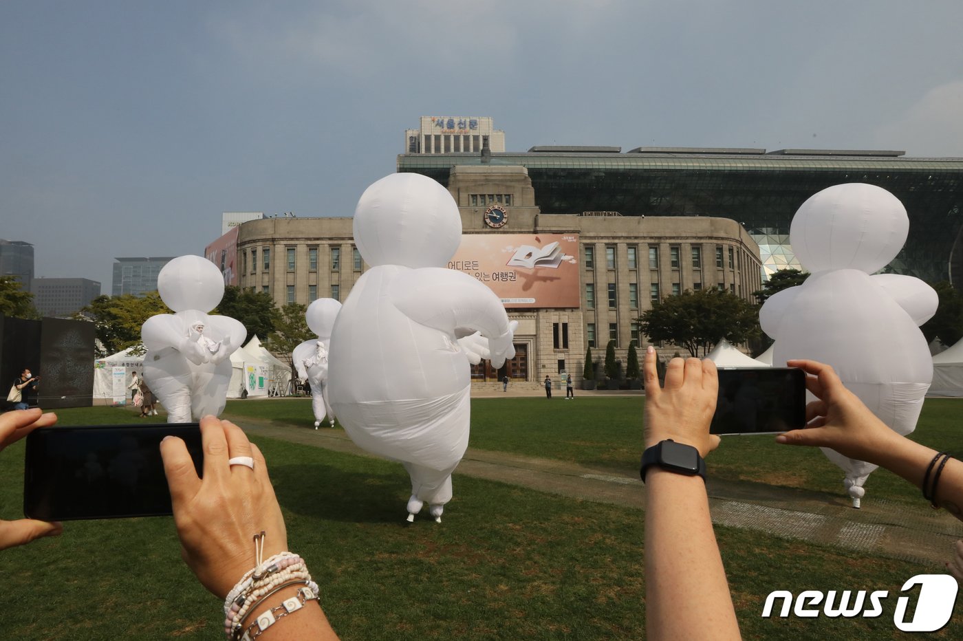 29일 서울 중구 서울시청 광장에서 열릴 &#39;서울거리예술축제 2022&#39;를 앞두고 컴퍼니 퀴담이 &#39;허벌트의 꿈&#39; 예술공연을 하고 있다. 2022.9.29/뉴스1 ⓒ News1 송원영 기자