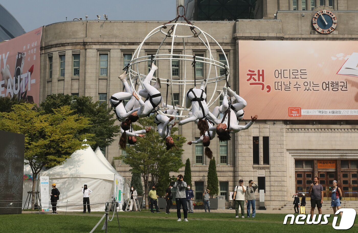 본문 이미지 - 29일 서울 중구 서울시청 광장에서 열릴 &#39;서울거리예술축제 2022&#39;를 앞두고 스페인 그룹 푸하가 공중퍼포먼스 &#39;카오스모스&#39; 예술공연을 하고 있다. 오는 30일부터 다음달 2일까지 열리는 서울거리예술축제는 다양한 장르의 예술작품을 서울광장 그리고 노들섬에서 만나볼 수 있는 서울문화재단의 대표 축제이다. 2022.9.29/뉴스1 ⓒ News1 송원영 기자