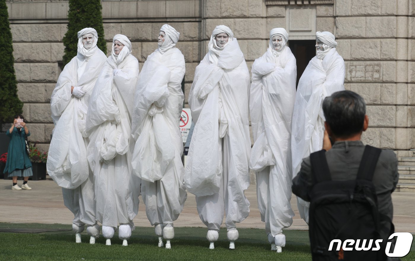 29일 서울 중구 서울시청 광장에서 열릴 &#39;서울거리예술축제 2022&#39;를 앞두고 컴퍼니 퀴담이 &#39;허벌트의 꿈&#39; 예술공연을 하고 있다. 2022.9.29/뉴스1 ⓒ News1 송원영 기자