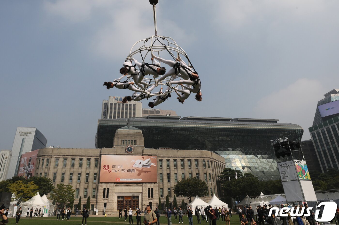 본문 이미지 - 29일 서울 중구 서울시청 광장에서 열릴 &#39;서울거리예술축제 2022&#39;를 앞두고 스페인 그룹 푸하가 공중퍼포먼스 &#39;카오스모스&#39; 예술공연을 하고 있다. 오는 30일부터 다음달 2일까지 열리는 서울거리예술축제는 다양한 장르의 예술작품을 서울광장 그리고 노들섬에서 만나볼 수 있는 서울문화재단의 대표 축제이다. 2022.9.29/뉴스1 ⓒ News1 송원영 기자
