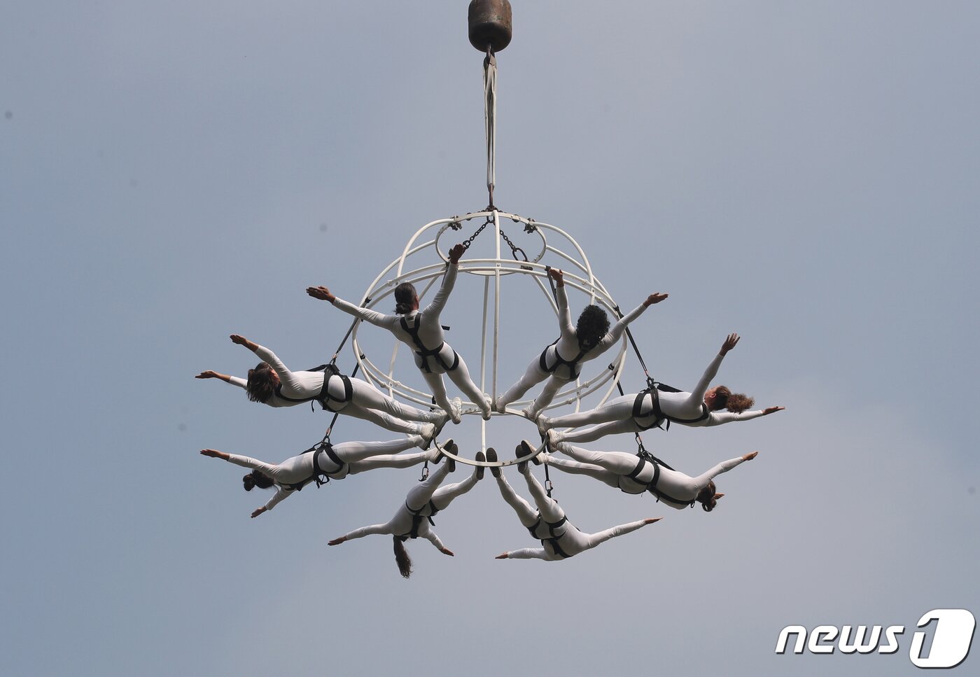 본문 이미지 - 29일 서울 중구 서울시청 광장에서 열릴 &#39;서울거리예술축제 2022&#39;를 앞두고 스페인 그룹 푸하가 공중퍼포먼스 &#39;카오스모스&#39; 예술공연을 하고 있다. 오는 30일부터 다음달 2일까지 열리는 서울거리예술축제는 다양한 장르의 예술작품을 서울광장 그리고 노들섬에서 만나볼 수 있는 서울문화재단의 대표 축제이다. 2022.9.29/뉴스1 ⓒ News1 송원영 기자