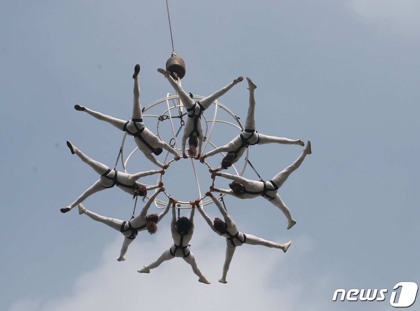 본문 이미지 - 29일 서울 중구 서울시청 광장에서 열릴 &#39;서울거리예술축제 2022&#39;를 앞두고 스페인 그룹 푸하가 공중퍼포먼스 &#39;카오스모스&#39; 예술공연을 하고 있다. 오는 30일부터 다음달 2일까지 열리는 서울거리예술축제는 다양한 장르의 예술작품을 서울광장 그리고 노들섬에서 만나볼 수 있는 서울문화재단의 대표 축제이다. 2022.9.29/뉴스1 ⓒ News1 송원영 기자