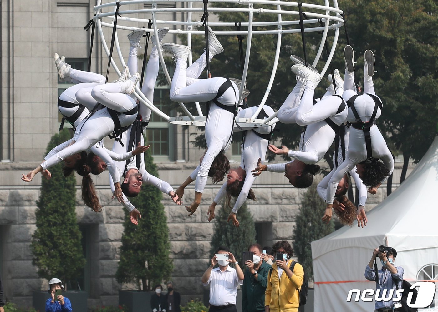 29일 서울 중구 서울시청 광장에서 열릴 &#39;서울거리예술축제 2022&#39;를 앞두고 스페인 그룹 푸하가 공중퍼포먼스 &#39;카오스모스&#39; 예술공연을 하고 있다.. 2022.9.29/뉴스1 ⓒ News1 송원영 기자