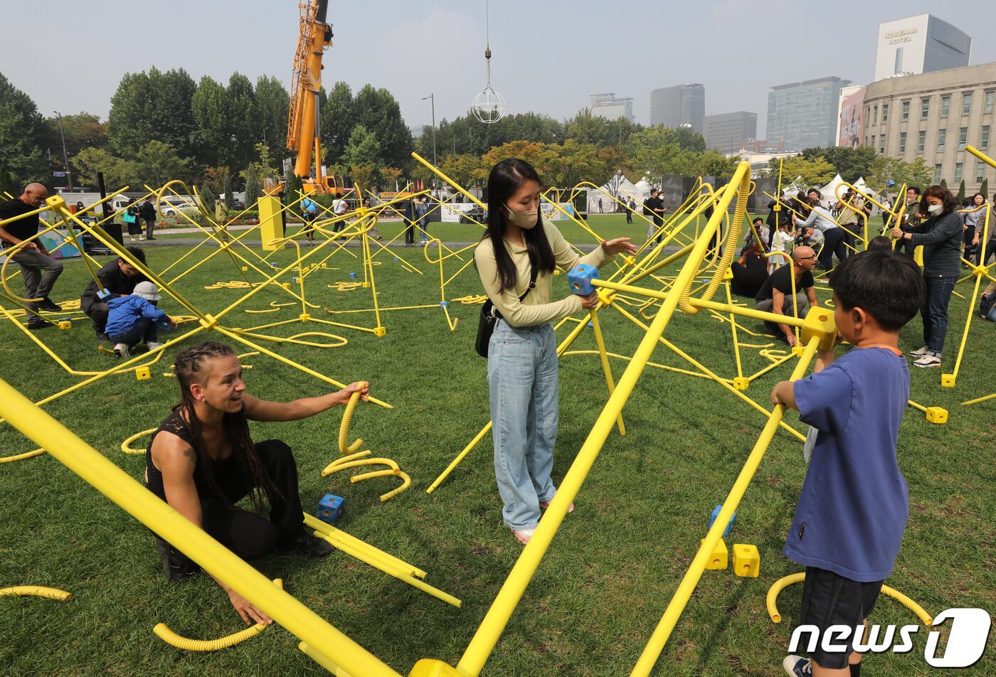 본문 이미지 - 29일 서울 중구 서울시청 광장에서 열릴 &#39;서울거리예술축제 2022&#39;를 앞두고 이탈리아 스토커시어터가 &#39;프로스페로&#39; 예술공연을 하고 있다. 오는 30일부터 다음달 2일까지 열리는 서울거리예술축제는 다양한 장르의 예술작품을 서울광장 그리고 노들섬에서 만나볼 수 있는 서울문화재단의 대표 축제이다. 2022.9.29/뉴스1 ⓒ News1 송원영 기자