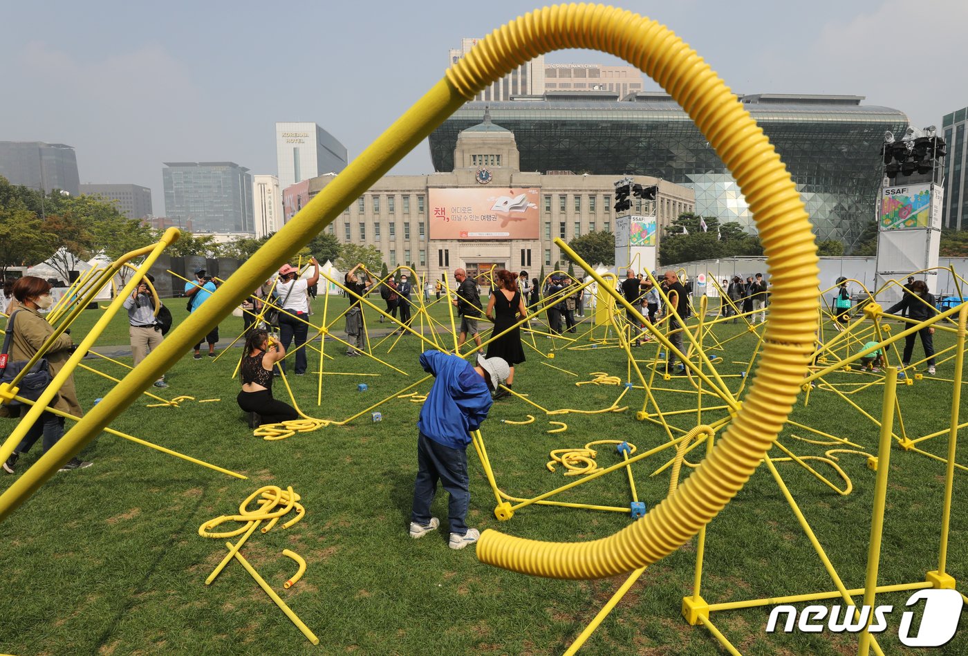 29일 서울 중구 서울시청 광장에서 열릴 &#39;서울거리예술축제 2022&#39;를 앞두고 이탈리아 스토커시어터가 &#39;프로스페로&#39; 예술공연을 하고 있다.  2022.9.29/뉴스1 ⓒ News1 송원영 기자